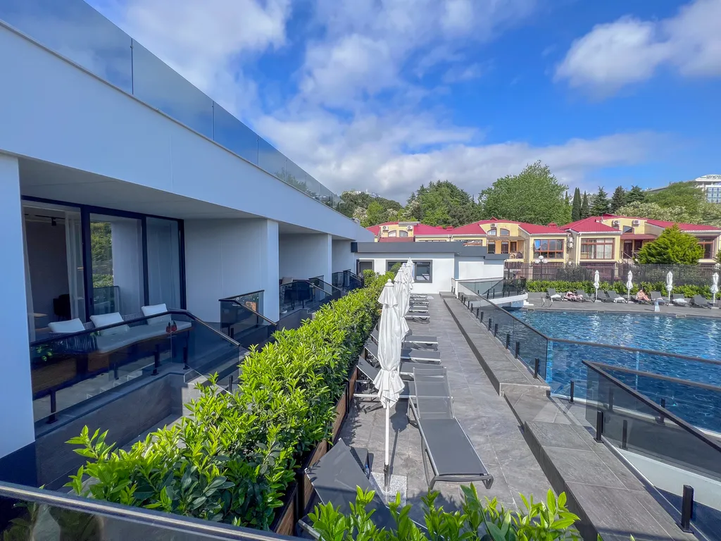 Двухуровневые апартаменты с прямым выходом к бассейну и у моря