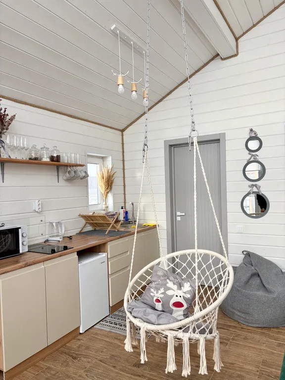 Уютный домик у лесного озера