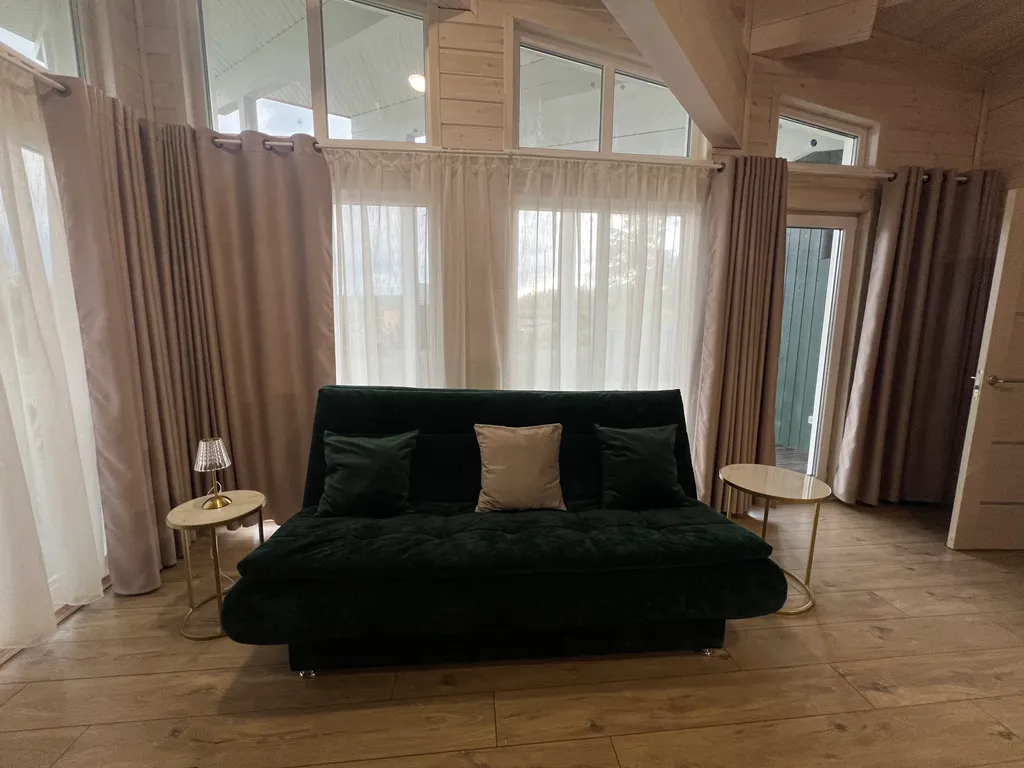 Просторный дом Елка с панорамными окнами в тихом месте