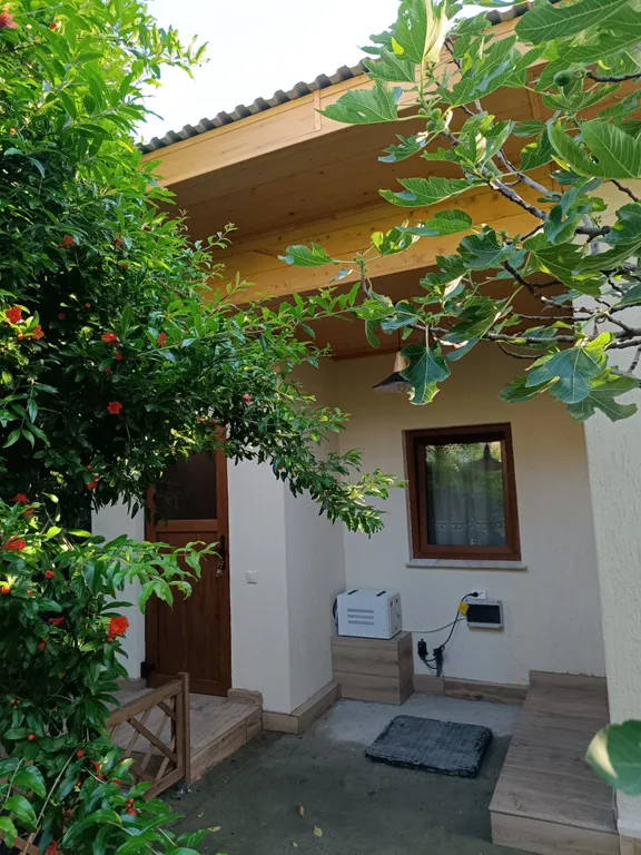 Домик для двоих, утопающий в зелени