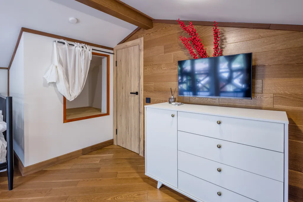 Дом у сквера в центре Поляны