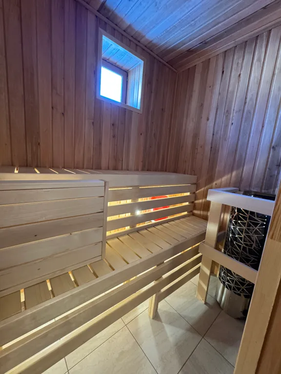 Большой дом у озера