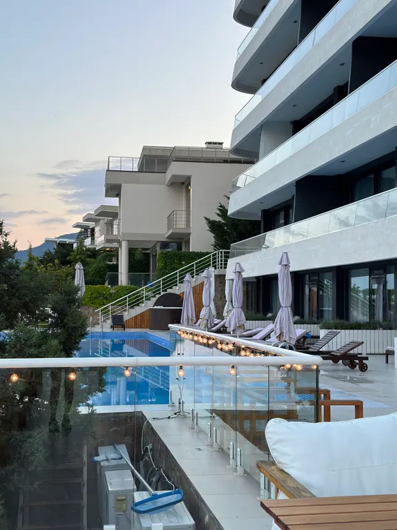 Стильные апартаменты с видом на море и скалы Адалары