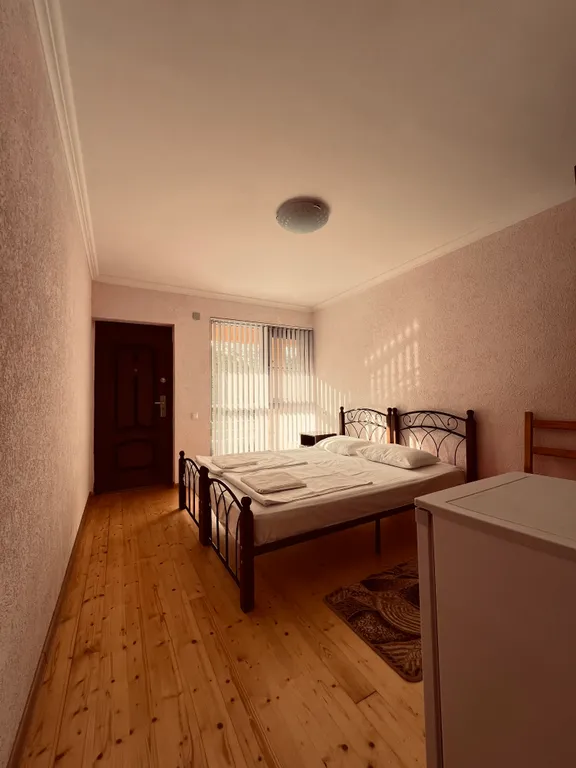 Номер в уютном отеле, окруженном зелёными холмами на берегу Черного моря