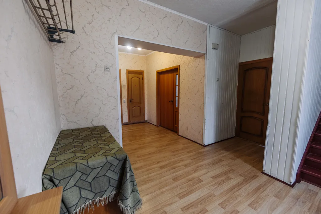 Коттедж в центре города с камином, аэрохоккеем, спортзалом и библиотекой