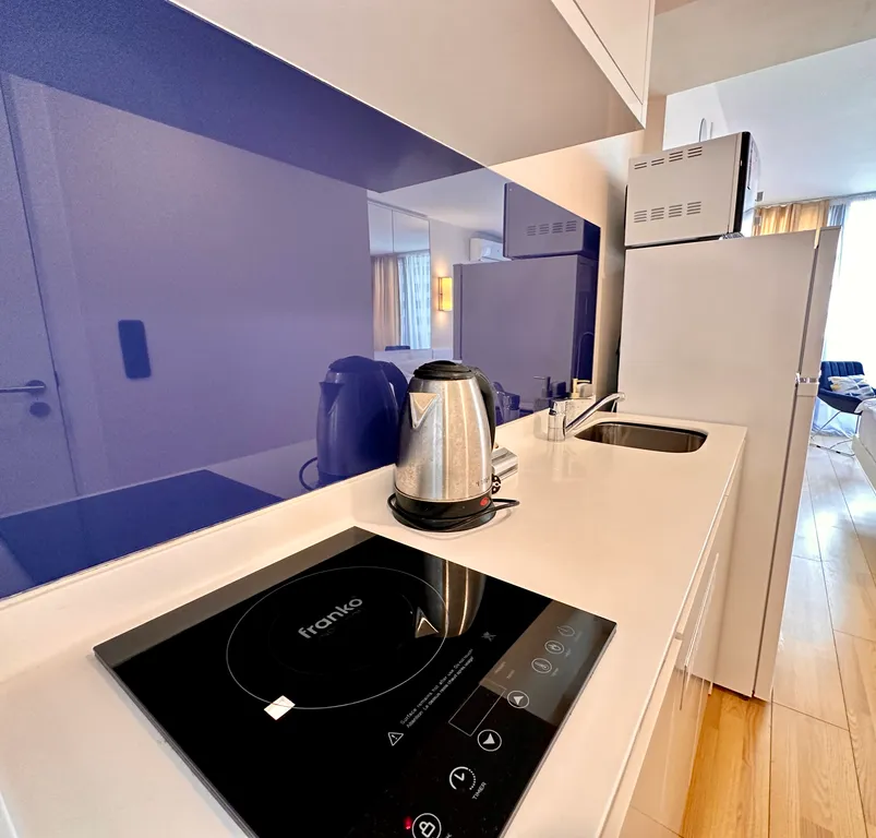 Студия с видом на море и стильным дизайном