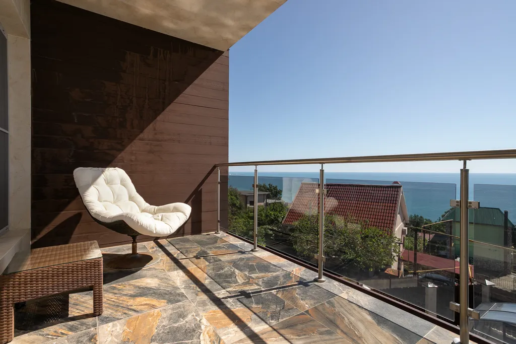 Дом с бассейном с видом на море