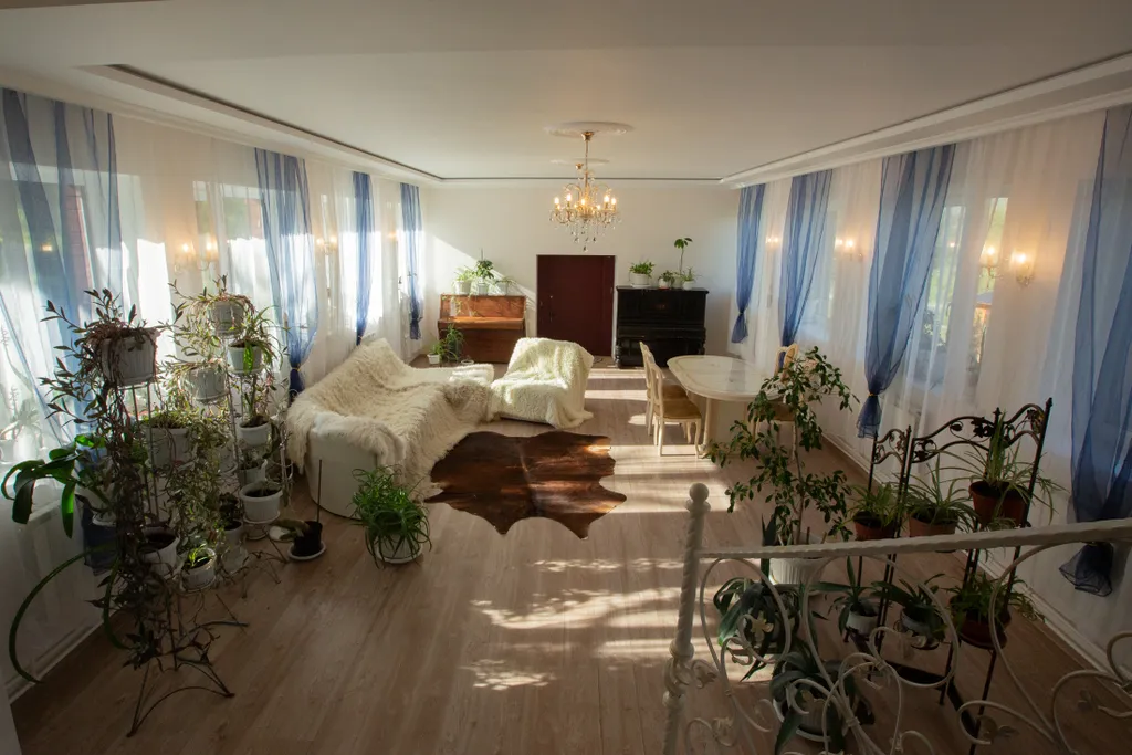 Большой трехэтажный дом