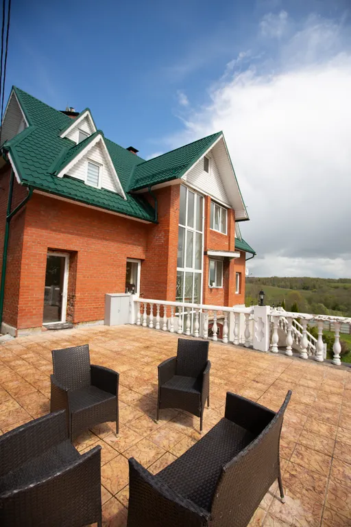 Большой трехэтажный дом