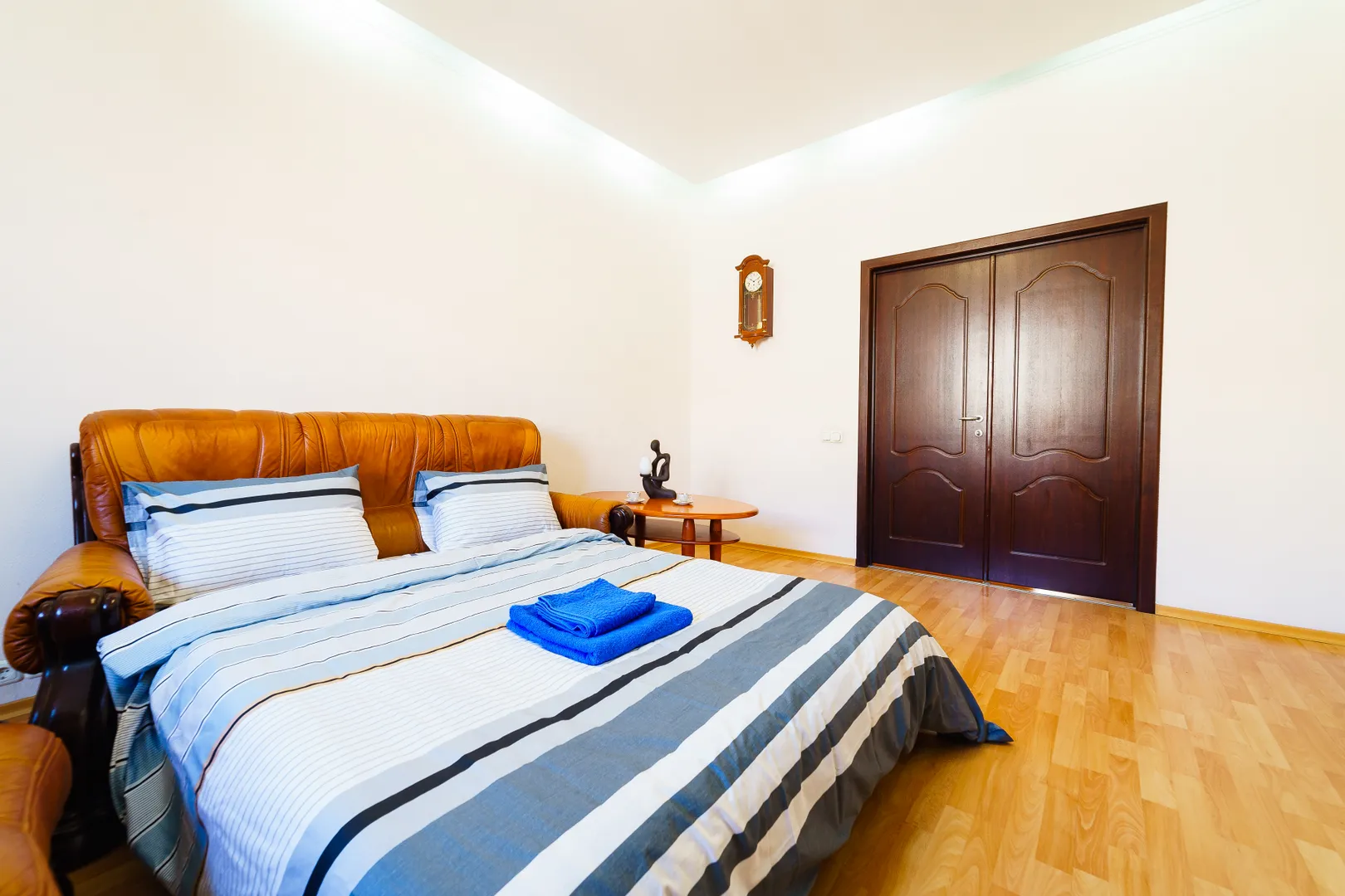 Просторный диван в гостиной легко трансформируется в двуспальную кровать