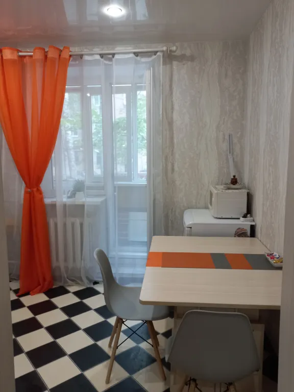 Просторная квартира с балконом в сердце города — аренда посуточно в Псков