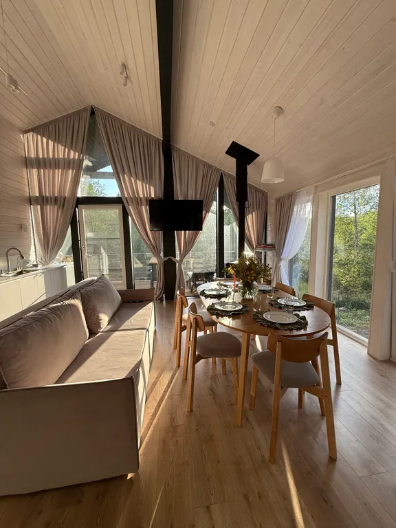 Семейный дом с панорамной сауной и камином