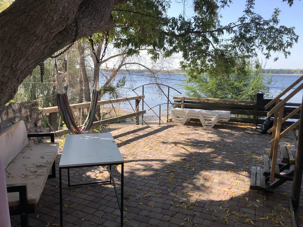 Частный дом на берегу реки Волги