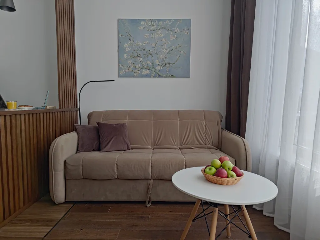 Студия с панорамным окном в окружении леса