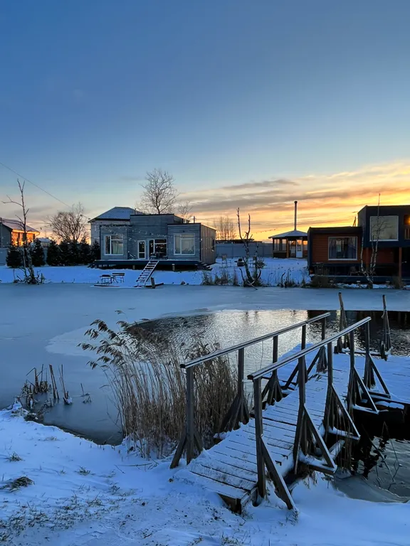 Дом с панорамными окнами на берегу озера, баня, лодка