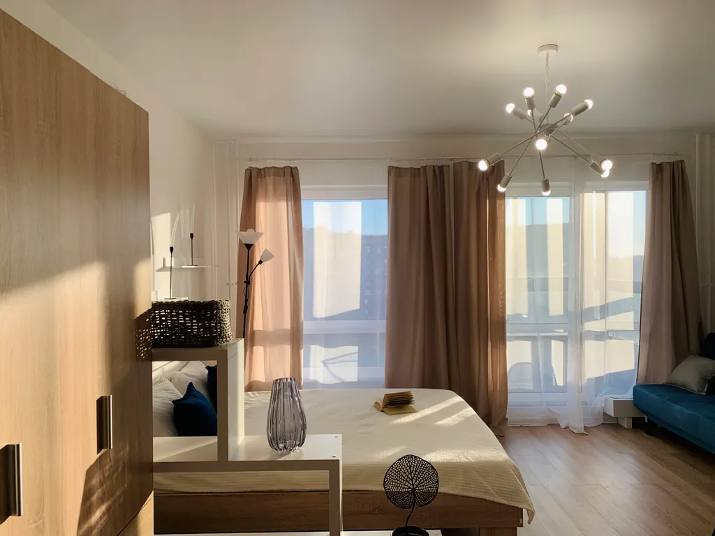 Светлая студия с видом на закат