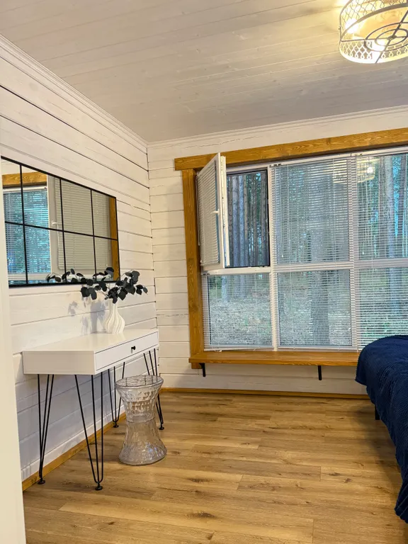 Белый дом и сосны