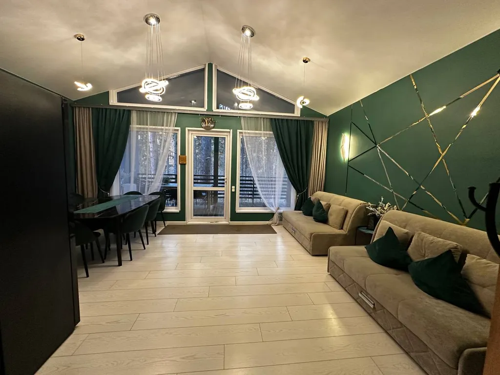 Дом в черте города в лесу