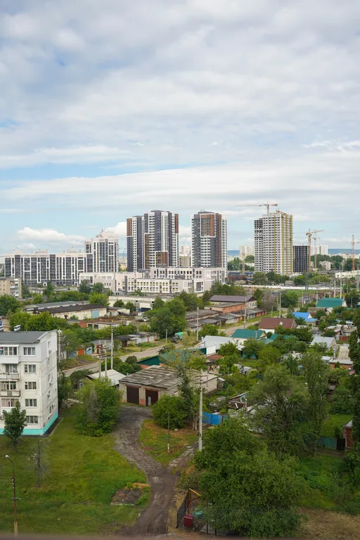 Стильная квартира в средиземноморском стиле с тантра-креслом у озера
