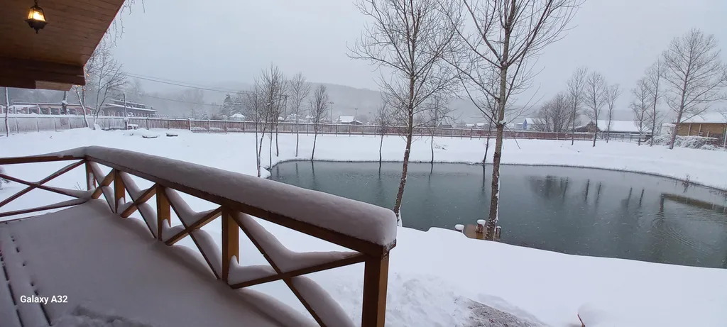 Шале в горах на берегу реки