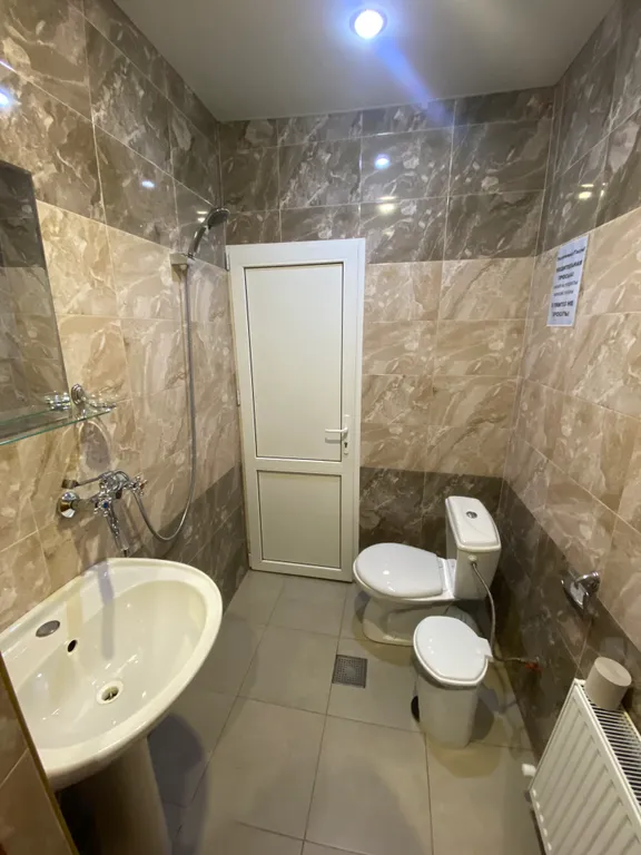 Дом с большим подогреваемым бассейнои, и уютной банькой