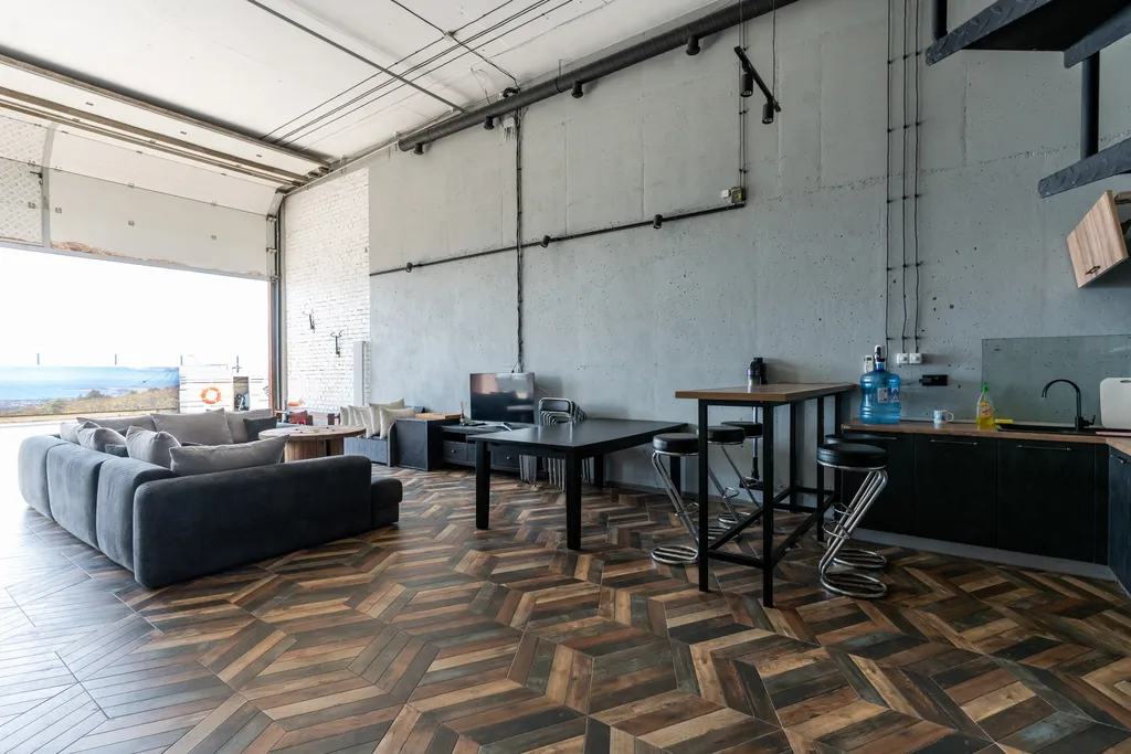 Эллинг на берегу моря