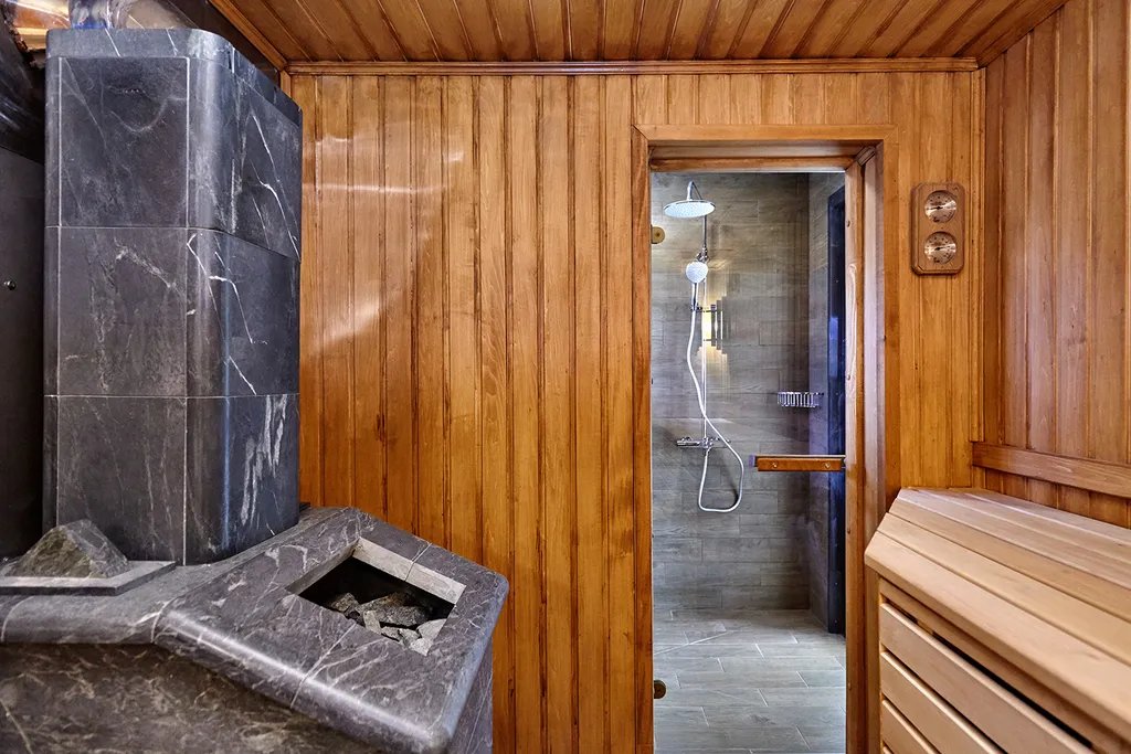 Чистый светлый коттедж с теплым бассейном и баней на дровах