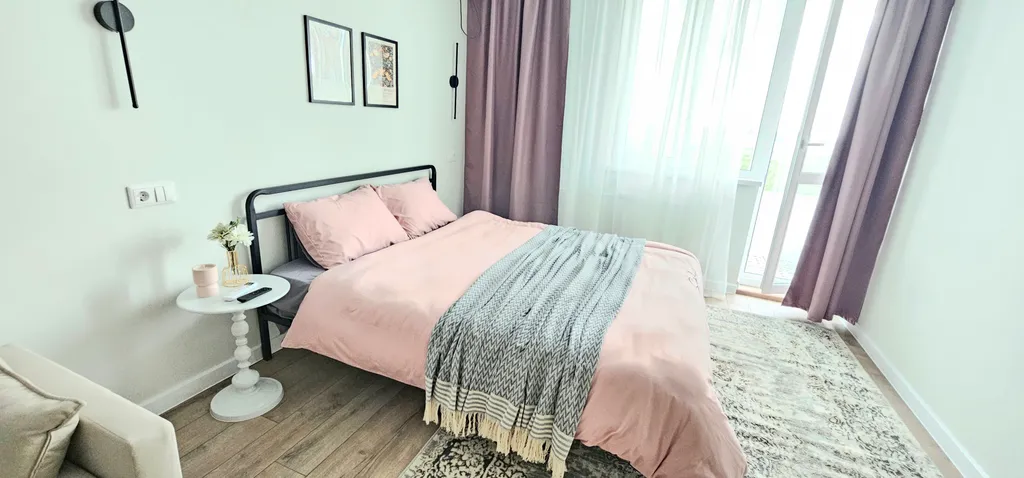 Современная студия с видом на лес