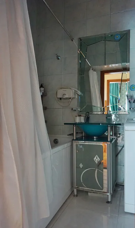 Трешка с изолированными спальнями в центре