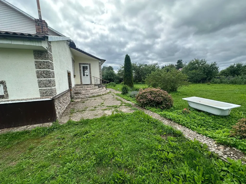 Частный дом с беседкой и мангалом