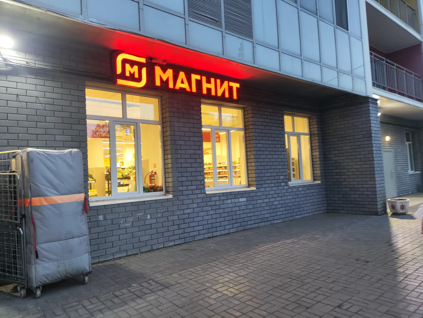 Во дворе дома находится магазин 