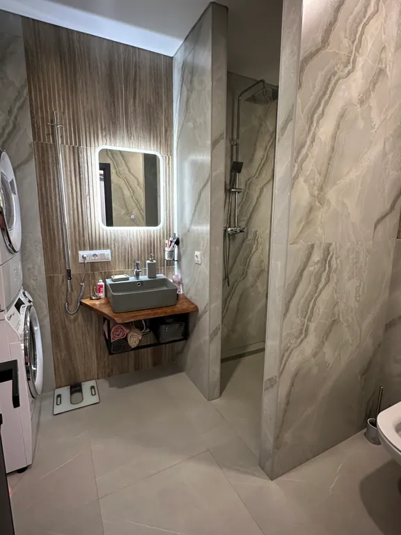 Двухкомнатная квартира с частичным видом на море