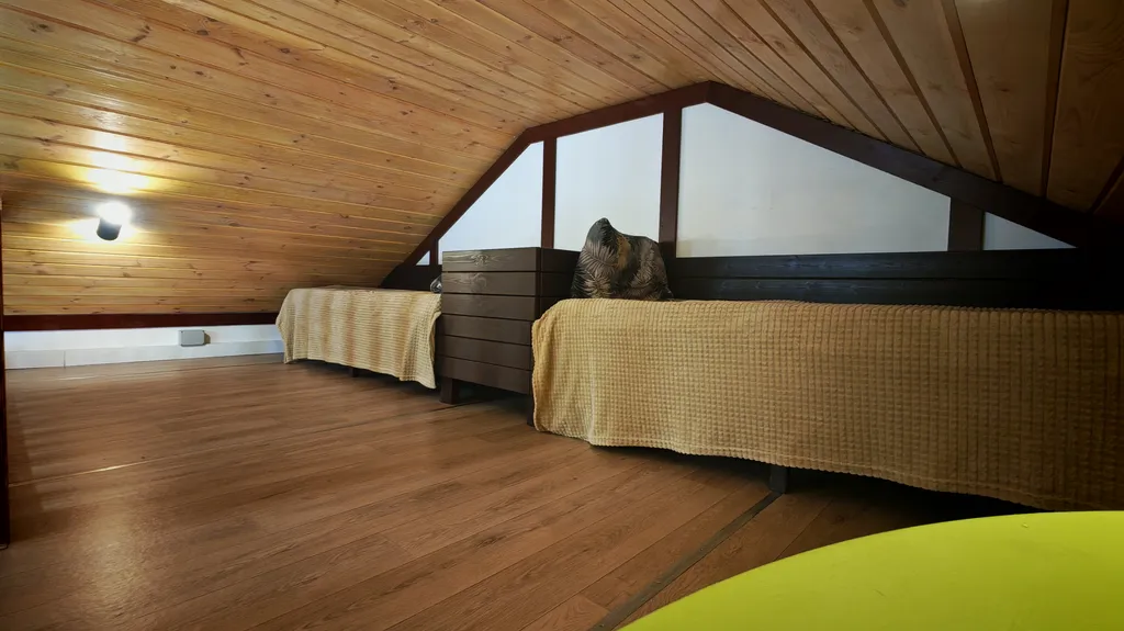 Дома и бани на берегу озера