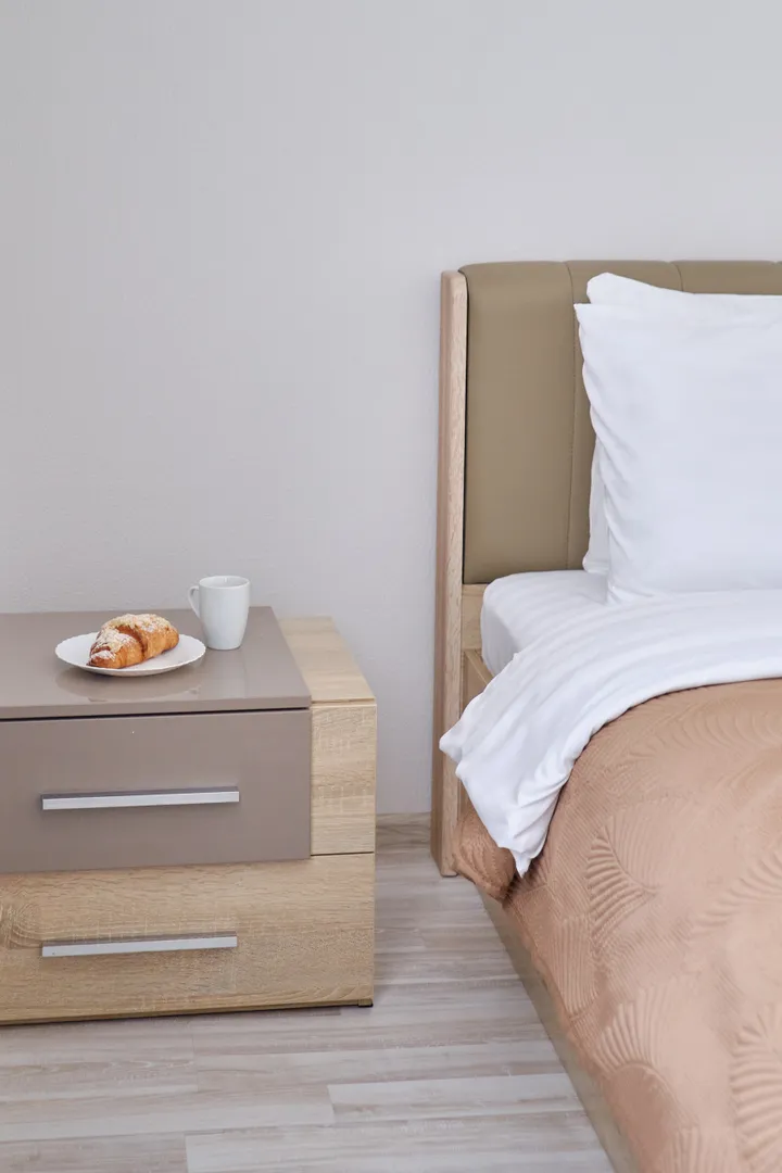 Большая двух спальная кровать 160 см, с удобным матрасом и чистейшим, ароматным постельным бельем.