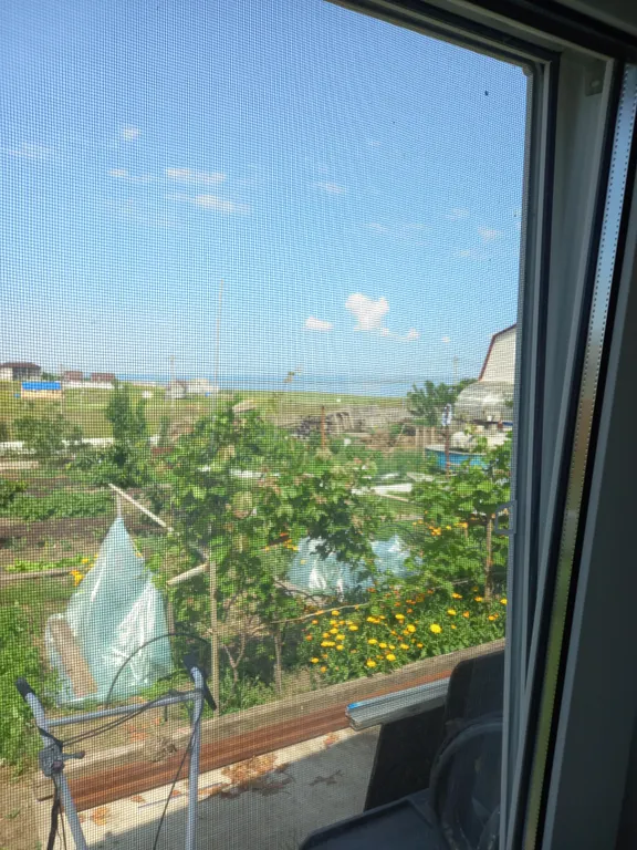 Уютная комната с видом на море