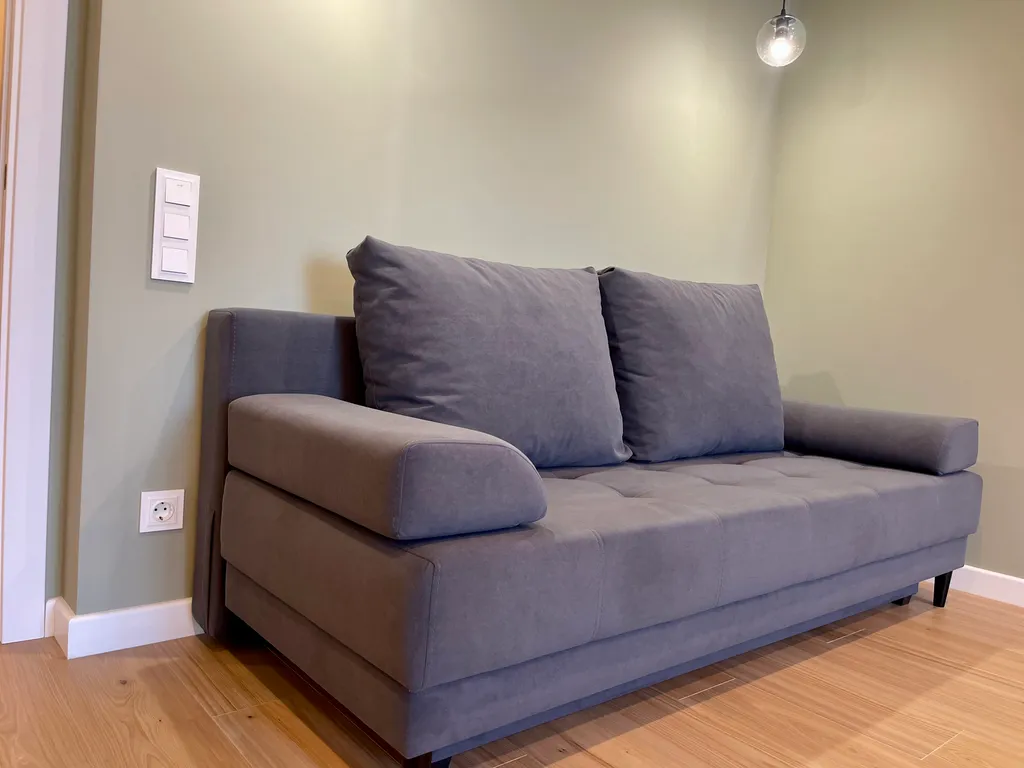 Новая квартира с кроватью возле панорамного окна, высокий этаж