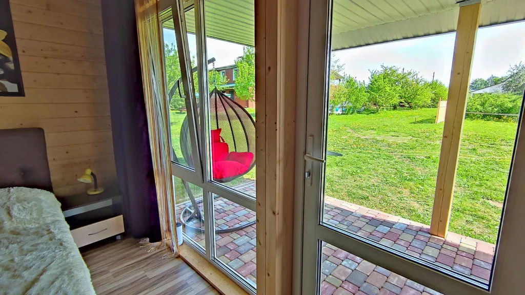 Фиолетовая студия делюкс с собственной террасой и отдельным входом