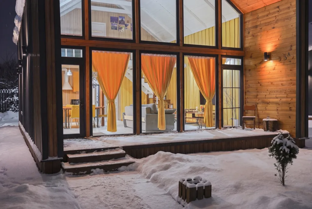 Современный двухэтажный дом из натурального дерева, с большими окнами