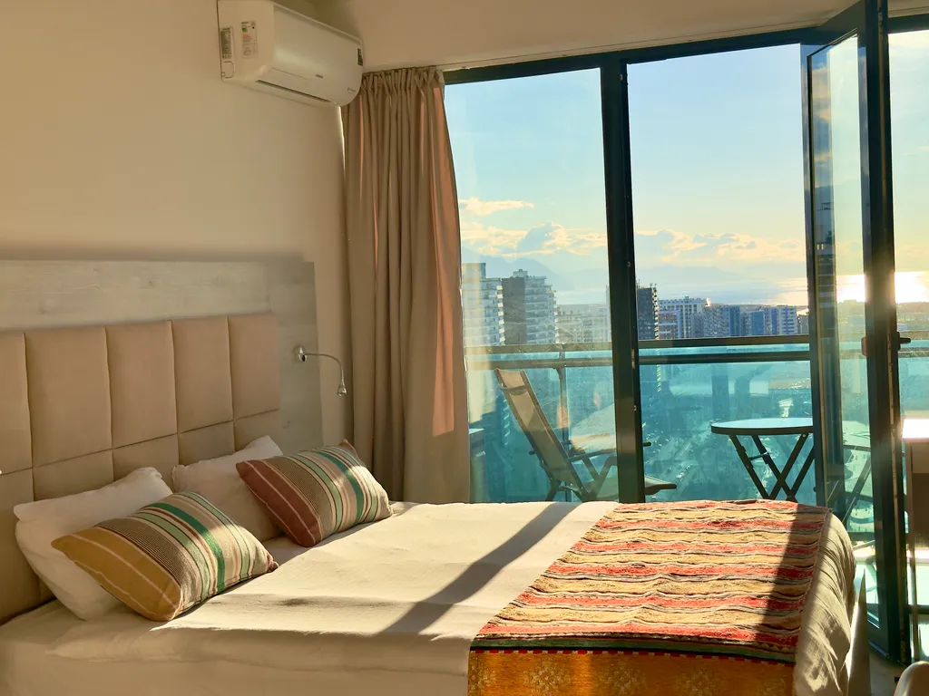 Студия с видом на море и горы