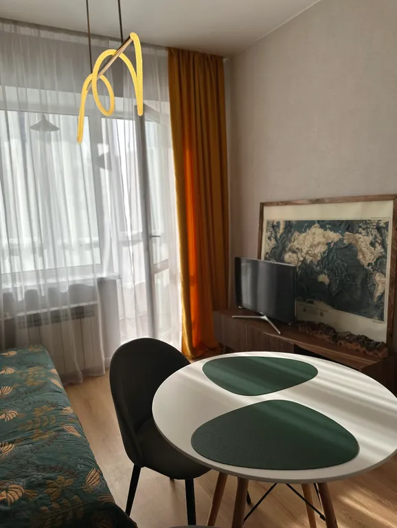 Солнечная квартира в центре города с видом на гору