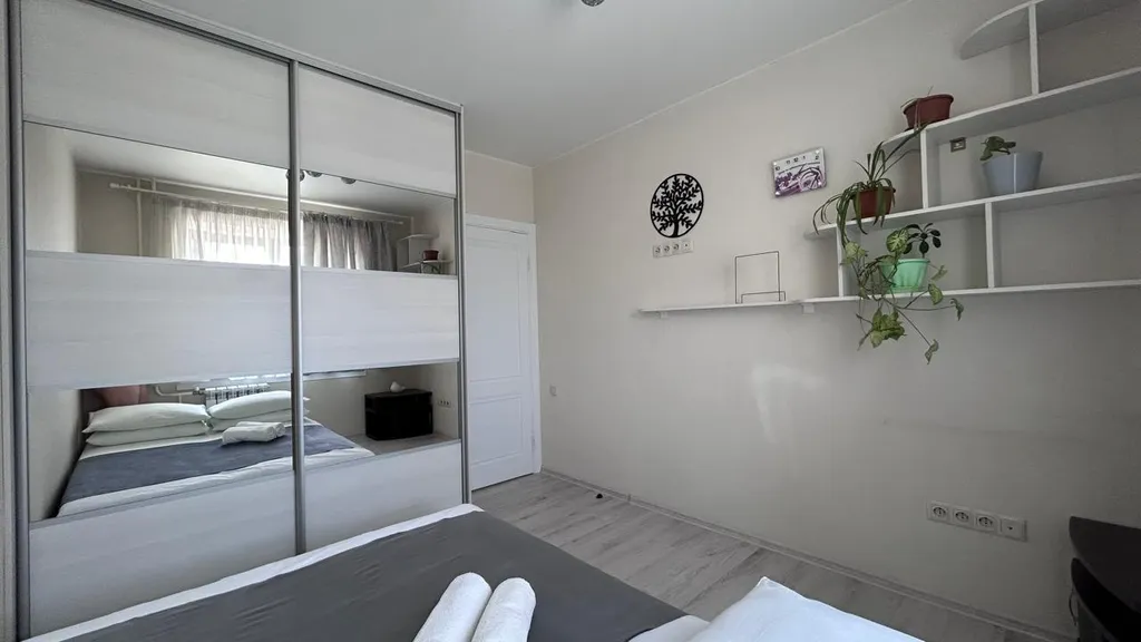 Современная трехкомнатная квартира с большой кухней