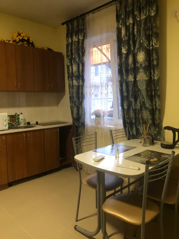 Двухкомнатная квартира со своей ванной комнатой и кухней