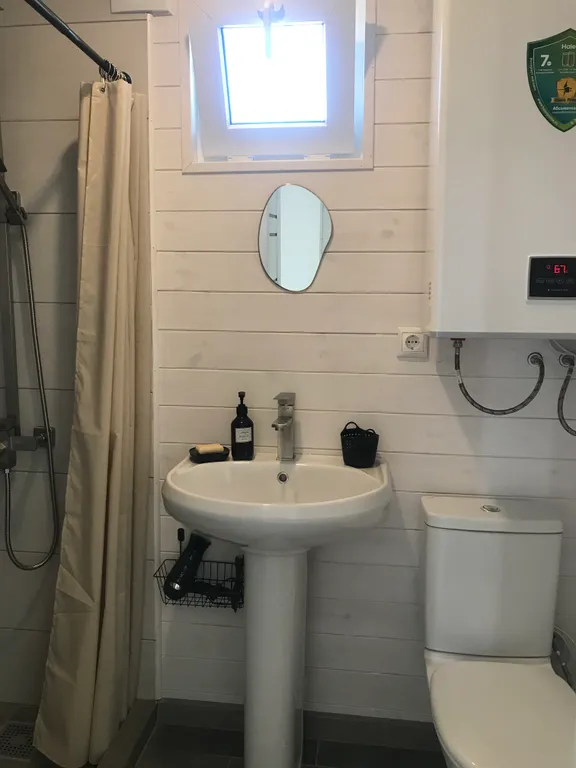 Дом возле озера с 2 террасами и отдельной спальней