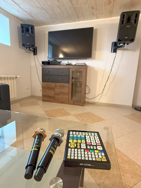 Дом с бассейном, спортзалом и 3 спальнями