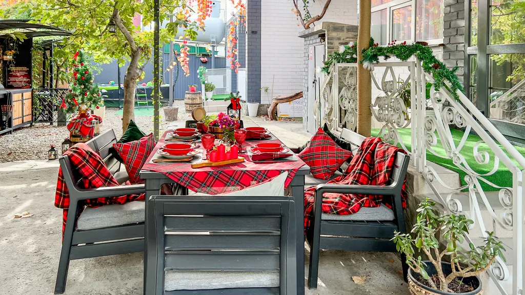 Дом сапфир с бассейном в центре