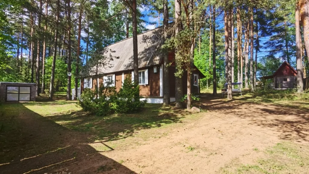 Коттедж Дом с баней, банным чаном, детской площадкой и батутом у озера в сбору — Ланино