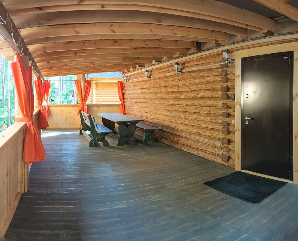 Дом Феникс в лесу