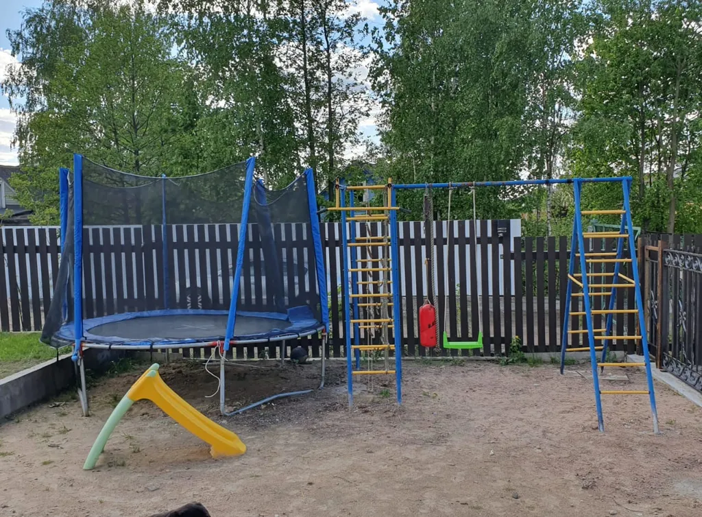 Дом с камином, зоной барбекю, батутом