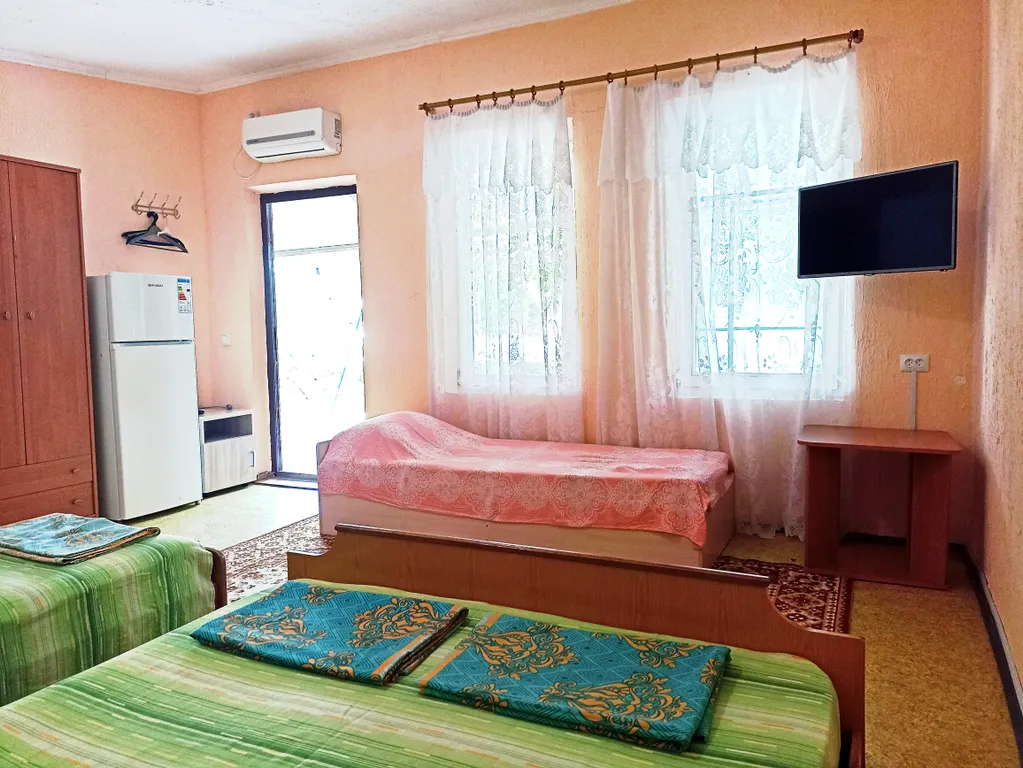 Коттедж Домик со своей беседкой около бассейна — Севастополь