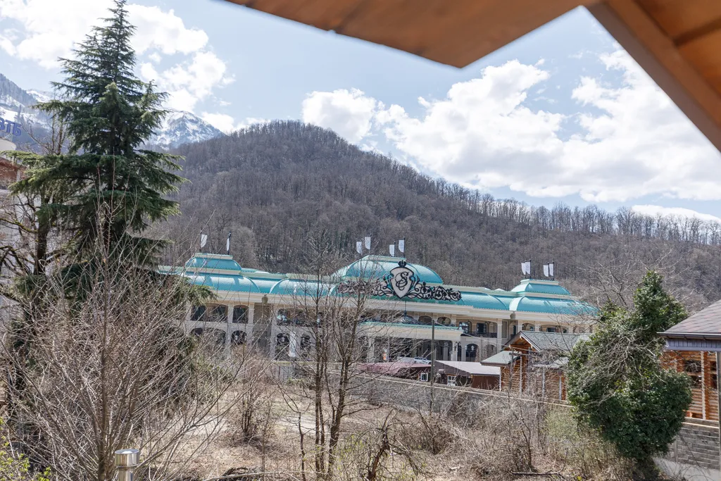 Двухэтажный дом с видом на горы, террасой и парковкой